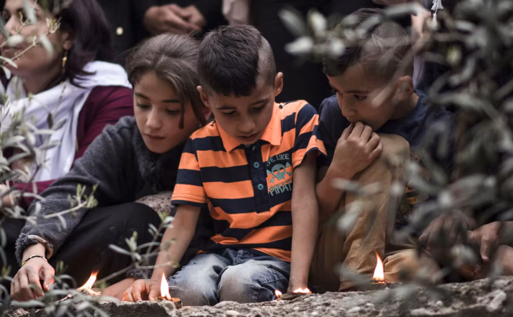 Đám trẻ con cũng tham gia nghi lễ cùng người lớn.