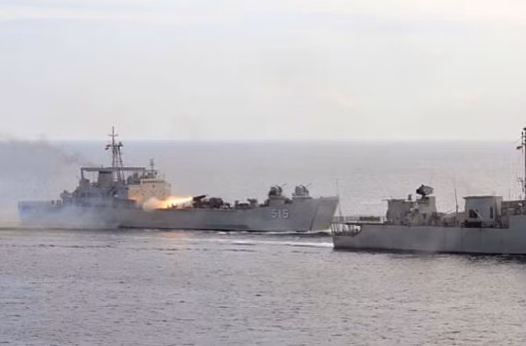 Tuy nhiên, dẫu sao đây chỉ là cách làm tạm thời, bởi trong điều kiện sóng to khiến độ ổn định của tàu bị ảnh hưởng thì việc cố định pháo phản lực trên boong cũng không tác dụng nhiều, thậm chí là gây nguy hiểm. Nguồn ảnh: Korps Marinir