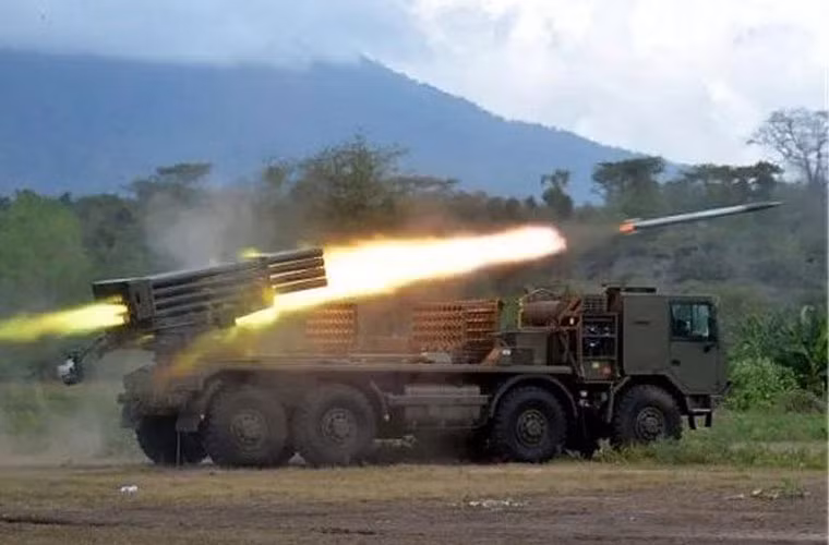 Phiên bản RM-70 Vampir mà Indonesia mua năm 2016 được nâng cấp dùng khung gầm xe Tatra T-815-7 trang bị hộp số tự động và động cơ mới cho tầm hoạt động lên tới 1.000km, tốc độ tối đa lên tới 90km/h. Nguồn ảnh: Military-Today