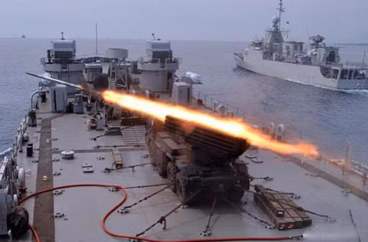 Các tàu đổ bộ thường được trang bị vũ khí, thế nhưng nhiều loại thế hệ cũ chỉ có các khẩu pháo phòng không hạng nhẹ 20-40mm, thiếu các vũ khí hạng nặng chi viện cho quân đổ bộ đường biển. Thế nên, có vẻ như Indonesia đã cố gắng khắc phục bằng việc đem pháo phản lực của lục quân lên tàu hải quân tham chiến. Trong ảnh, sàn tàu khá rộng cho phép triển khai một xe phóng. Nguồn ảnh: Korps Marinir