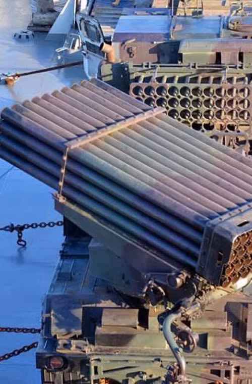 Loại pháo phản lực được Indonesia sử dụng trên tàu đổ bộ trông khá giống bệ pháo BM-21 Grad, tuy nhiên thực ra nó là phiên bản cải tiến do Cộng hòa Czech sản xuất – RM-70. Nguồn ảnh: Korps Marinir