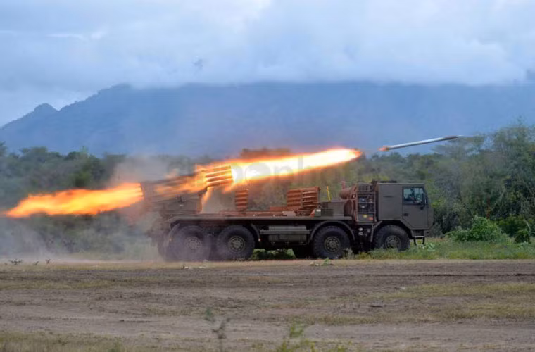 Pháo phản lực phóng loạt RM-70 được thiết kế trên khung gầm xa vận tải hạng nặng 8x8 bánh Tatra 813. Thùng sau của xe tích hợp một bệ phóng 40 nòng 122mm giống bệ phóng của BM-21 Grad và giá chứa sẵn 40 đạn rocket lắp đặt giữa cabin và giàn phóng, cho tốc độ tái nạp nhanh (ít hơn 2 phút) nhằm rút ngắn thời gian giữa hai loạt bắn. Đây cũng chính là ưu điểm nổi bật nhất trên RM-70 so với Grad. Nguồn ảnh: defence