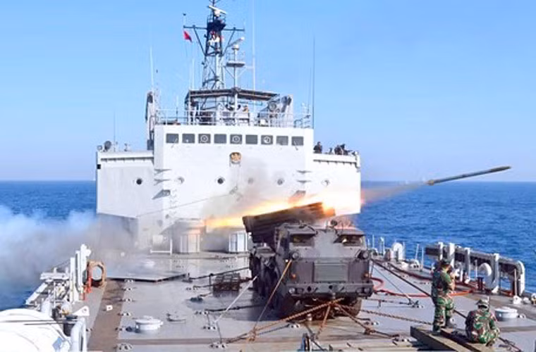 Mới đây, Hải quân Indonesia đã thực hiện sáng kiến độc đáo để tăng cường hỏa lực chi viện cho các chiến dịch đổ bộ đường biển – đó là việc đem pháo phản lực phóng loạt lên tàu đổ bộ. Nguồn ảnh: Korps Marinir