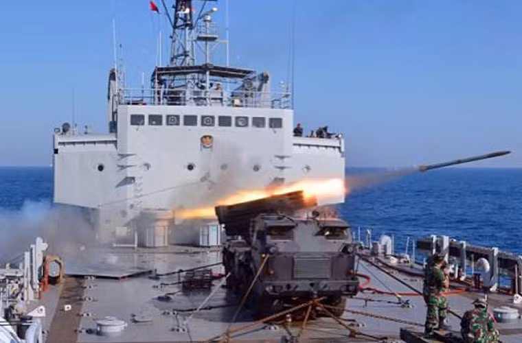 Vấn đề cân bằng được giải quyết bằng việc chằng nứu dây cáp xe với boong tàu cố định khi khai hỏa. Cuộc bắn có thể tạm xem như là thành công, không gặp bất kỳ vấn đề nào. Nguồn ảnh: Korps Marinir