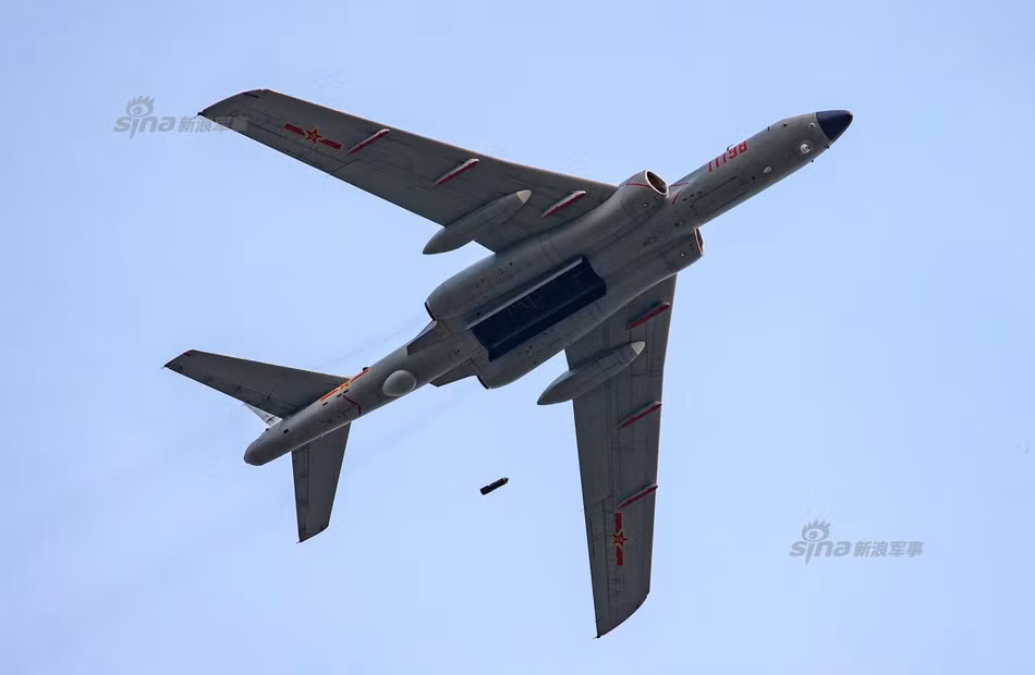 Oanh tạc cơ chiến lược H-6K thực hiện ném bom “ngu”. Loại máy bay này vốn được phát triển trên cơ sở dòng Tu-16 của Liên Xô và đã qua nhiều lần cải tiến. H-6K được cho là có bàn tay can thiệp của Nga giúp tăng tầm bay, tải trọng vũ khí, hiệu quả chiến đấu. Nguồn ảnh: Sina