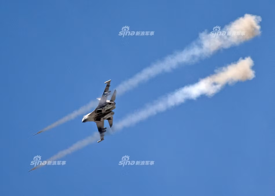 Tiêm kích đa nhiệm J-11 của Trung Quốc bắn rocket không kích. Nguồn ảnh: Sina