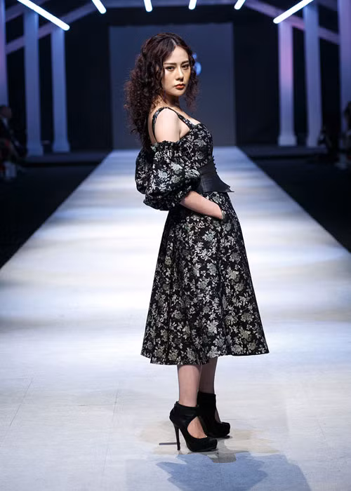 Sau 1 tháng phẫu thuật thẩm mỹ, gương mặt của Phương Oanh bị chê vẫn còn cứng đơ. Trước những ý kiến trái chiều, nữ diễn viên không ít lần lên tiếng đáp trả, thậm chí thẳng tay chặn antifans.