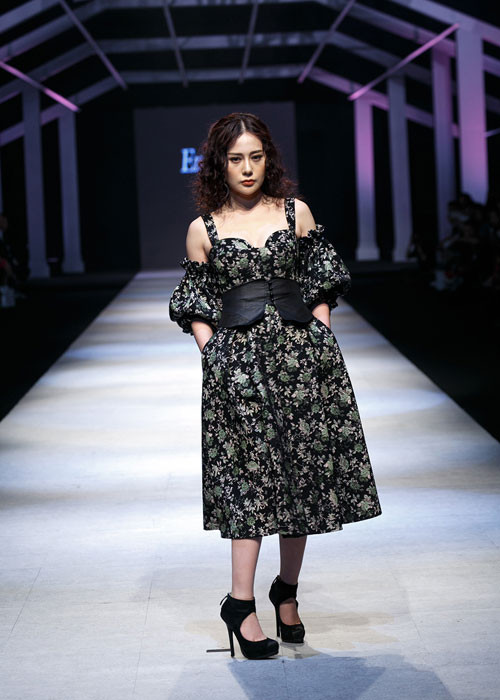 Giữa ồn ào dao kéo, Phương Oanh vừa xuất hiện tại Tuần lễ thời trang quốc tế Việt Nam trong vai trò vedette của một show diễn.