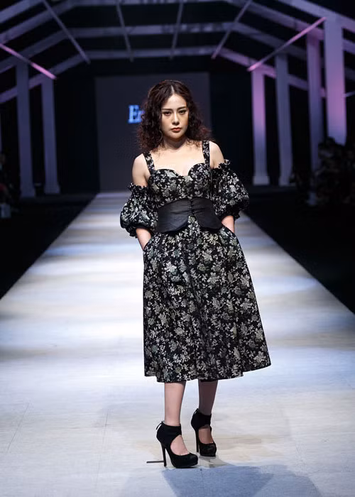 Giữa ồn ào dao kéo, Phương Oanh vừa xuất hiện tại Tuần lễ thời trang quốc tế Việt Nam trong vai trò vedette của một show diễn.