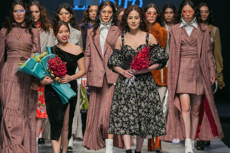 Phương Oanh vốn xuất thân là một người mẫu nhưng đã vắng bóng sàn catwalk khoảng 5 năm nay. Khi trở lại, nữ diễn viên vẫn rất tự tin trình diễn.