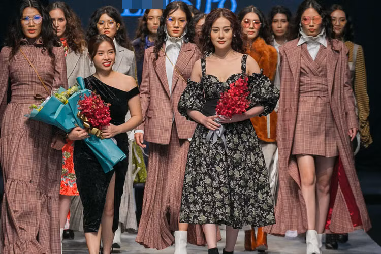 Phương Oanh vốn xuất thân là một người mẫu nhưng đã vắng bóng sàn catwalk khoảng 5 năm nay. Khi trở lại, nữ diễn viên vẫn rất tự tin trình diễn.