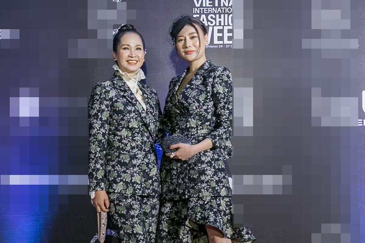 Trước khi lên sàn diễn, ở thảm đỏ, nữ diễn viên phim "Quỳnh búp bê" cũng gây chú ý khi xuất hiện. Trong ảnh, Phương Oanh chụp hình cùng nghệ sĩ Lan Hương.