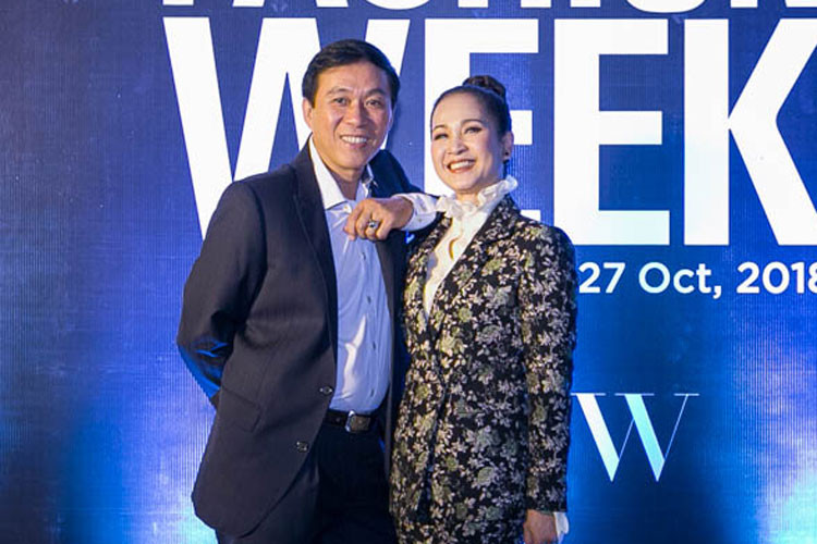 Nghệ sĩ Lan Hương được ông xã tháp tùng khi đến xem show thời trang.