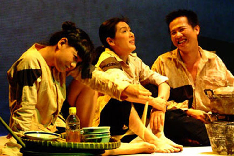 Hình ảnh Cát Phượng trong vở kịch "Cánh đồng bất tận". Ảnh: Vietbao 