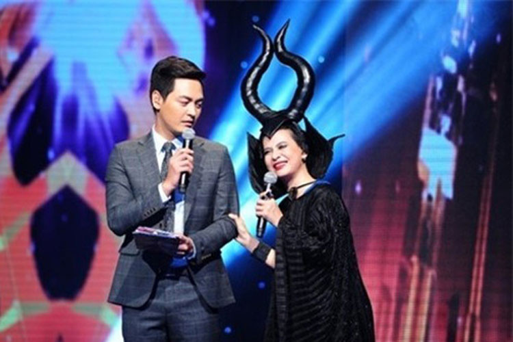 Khi lấn sân làm MC vào năm 2014, Cát Phượng được một số khán giả khen dẫn dắt hài hước nhưng không ít người lại tỏ ra khó chịu bởi tính cách tưng tửng của cô. Ảnh: Khampha 