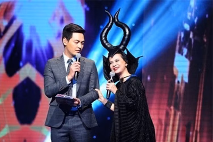 Khi lấn sân làm MC vào năm 2014, Cát Phượng được một số khán giả khen dẫn dắt hài hước nhưng không ít người lại tỏ ra khó chịu bởi tính cách tưng tửng của cô. Ảnh: Khampha 