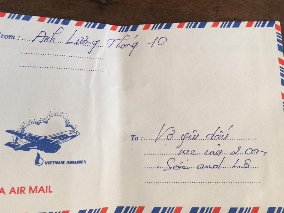 Dù chưa đến tháng nhận lương nhưng thành viên Hoài Thương đăng tải ảnh phong bì của chồng mình kèm theo lời chúc sống ảo "anh lương tháng 10" gửi tới vợ yêu dấu là mẹ của 2 con Sóc và Lô.