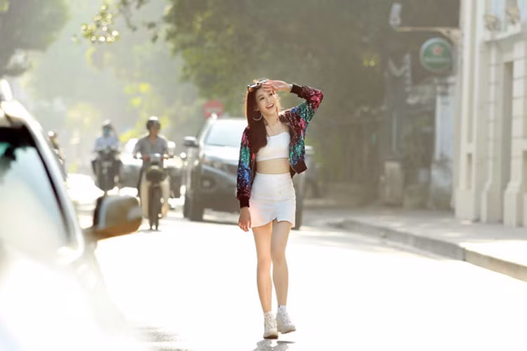 Huyền My còn khuyên Phương Nga tích cực trau dồi thêm thể lực, khả năng thuyết trình bằng tiếng Anh và luôn phải thể hiện sự tự tin, bản lĩnh trong quá trình tham gia cuộc thi. Ảnh: VTV