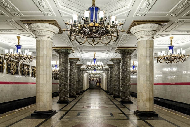 Ga Avtovo Saint Petersburg, Nga: Nhà ga Avtovo nằm trên tuyến đường metro số 1 của Saint Petersburg. Nhà ga được thiến kết theo kiến trúc tân cổ điển, mái vòm, đường chỉ, đèn trần đều được trang trí độc đáo như một tòa lâu đài.
