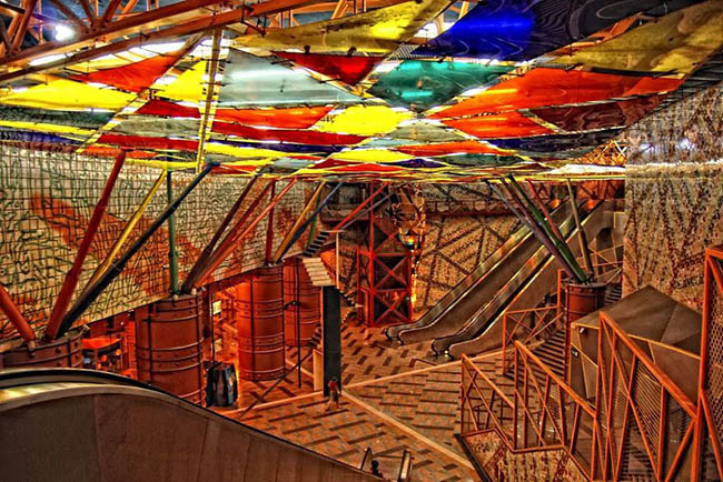 Ga Olaias Station, Lisbon, Portugal: Nhà ga Olaias (Lisbon, Bồ Đào Nha ) - sẽ đưa bạn vào một không gian ánh sáng đầy màu sắc và sống động và mang đến cho người ta cảm giác như đang tham dự buổi triển lãm nghệ thuật đặc sắc với những gam màu được phối hài hòa, bắt mắt.