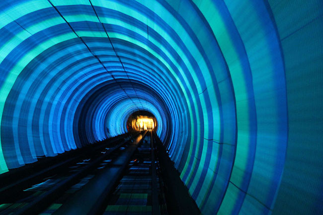 Ga Bund Sightseeing Tunnel, Thượng Hải, Trung Quốc: Mặc dù là một ga tàu điện ngầm rất hiện đại, nhưng ga Bund Sightseeing Tunnel còn mang vai trò giống như một điểm tham quan hơn. Bund Sightseeing Tunnel đưa du khách qua hệ thống đường hầm dưới sông Huangpu và trải nghiệm các hiệu ứng hình ảnh.