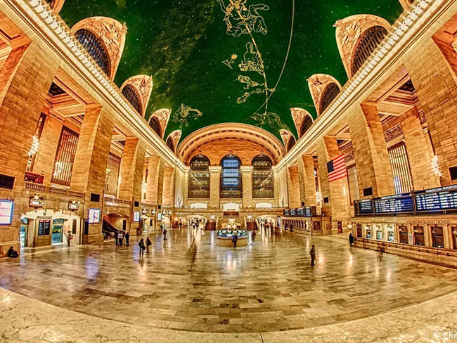 Ga Trung tâm, New York, Mỹ: Tới nơi đây, ngoài việc được trải nghiệm hệ thống tàu điện ngầm hiện đại, du khách còn có thể ngắm nhìn trần nhà lộng lẫy của nhà ga. Đây cũng là nhà ga giữ kỷ lục Guiness lớn nhất thế giới với 44 trạm dừng.