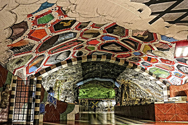 Ga T-Centralen Station, Stockholm, Thụy Điển: T- Centralen là trạm tàu điện đầu tiên được 2 họa sĩ Vera Nilsson và Siri Derkert thiết kế và tạo ra một hình ảnh hoàn toán mới mẻ vào những năm 1950. Bức tường được trang trí bằng hình của kỹ sư, công nhân, thợ hàn, thợ mỏ - những người đã góp phần làm nên nơi đây, nhằm tôn vinh công sức lao động của họ.