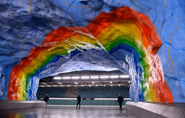 Stadion Station, Stockholm, Sweden: Nghệ thuật tại trạm Stadion được lấy cảm hứng từ thế vận hội Olympic được tổ chức tại Thụy Điển vào năm 1912. Với hình ảnh cầu vòng khổng lồ ấn tượng, trạm Stadion trở thành địa điểm “sống ảo” bậc nhất trong hệ thống tàu điện ngầm của thủ đô Stockholm.