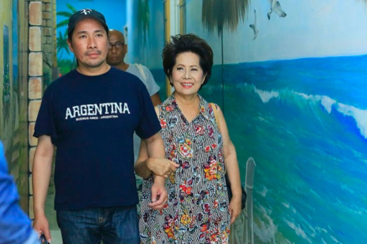 Hình ảnh danh ca Phương Dung được 2 con trai tháp tùng trong buổi quay hình chương trình "Người kể chuyện tình". Ảnh: Một thế giới