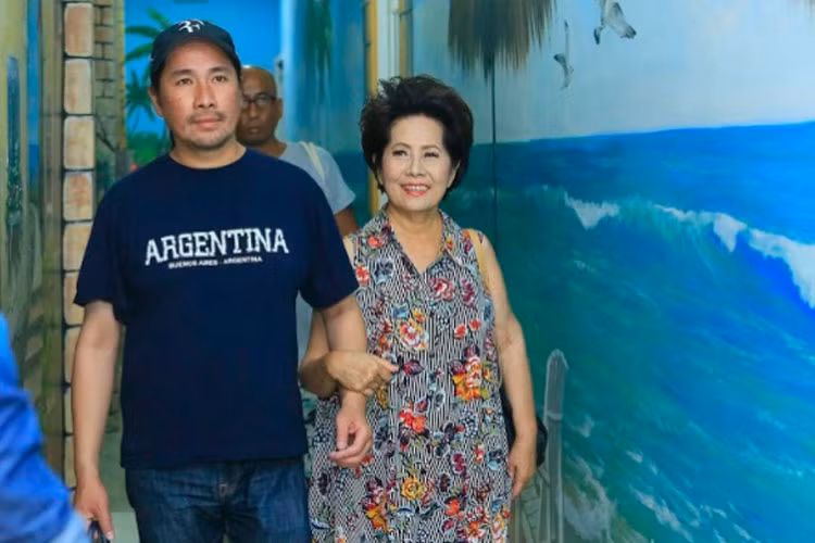 Hình ảnh danh ca Phương Dung được 2 con trai tháp tùng trong buổi quay hình chương trình "Người kể chuyện tình". Ảnh: Một thế giới