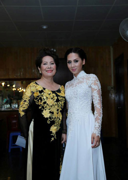 Hình ảnh danh ca Phương Dung bên con gái Phương Vy trong một đêm nhạc. Ảnh: Tiền Phong