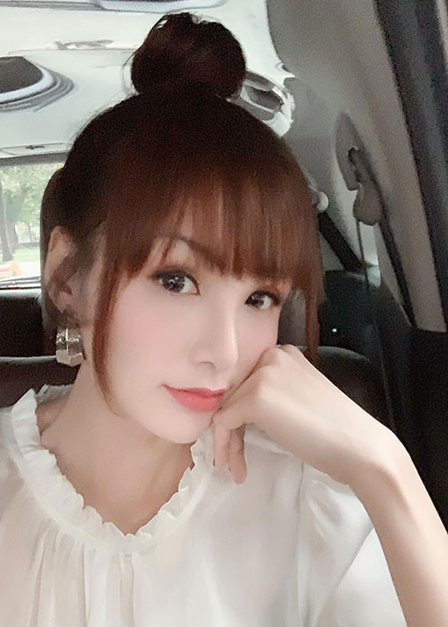 Thời gian qua, người đẹp sinh năm 1990 vướng tin đồn dao kéo bởi gương mặt khác xưa với chiếc mũi cao, thon gọn hơn và chiếc cằm dài bất thường.