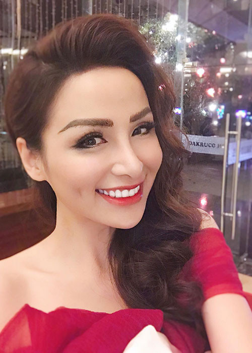 Trước đây, Diễm Hương từng tỏ ra tự tin về nhan sắc và khẳng định: "Hoa thật chứ không phải hoa silicon".