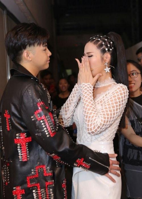 Từng có tin đồn Noo Phước Thịnh hủy show diễn vào phút cuối vì thấy poster in hình anh nhỏ hơn Đông Nhi. Lập tức, nam ca sĩ lên tiếng phủ nhận. Ảnh: Phunuphapluat