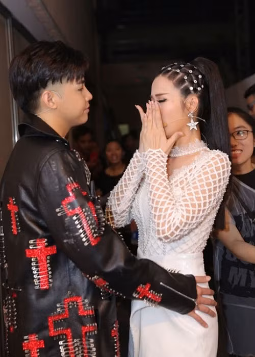 Từng có tin đồn Noo Phước Thịnh hủy show diễn vào phút cuối vì thấy poster in hình anh nhỏ hơn Đông Nhi. Lập tức, nam ca sĩ lên tiếng phủ nhận. Ảnh: Phunuphapluat