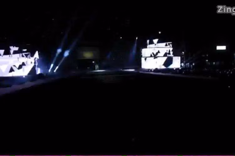 Lọt vào tầm ngắm của fan Kpop, Noo Phước Thịnh bị tẩy chay khi một bộ phận khán giả không cổ vũ, tắt đèn trong lần anh biểu diễn sau ồn ào. Ảnh: VTC