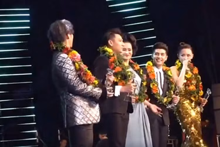 Cũng trong năm 2017, theo một clip, Noo Phước Thịnh bị nghi ngó lơ Sơn Tùng M-TP khi đàn em cúi người chào hỏi trên sân khấu lễ trao giải. Ảnh: Doisongphapluat