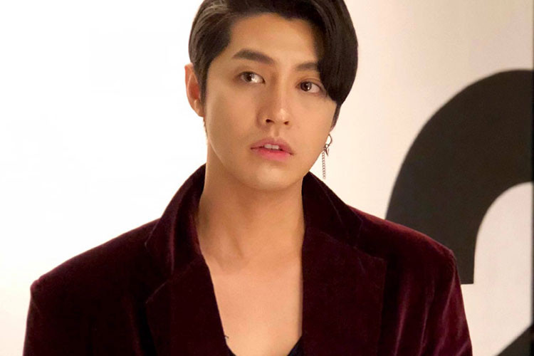 Giữa ồn ào bị kiện, Noo Phước Thịnh đăng tải dòng tâm sự tỏ ra khá bình thản: “Uống hết cà phê rồi tính”. Trước đó, nam ca sĩ đã không ít lần vướng lùm xùm. Ảnh: FBNV