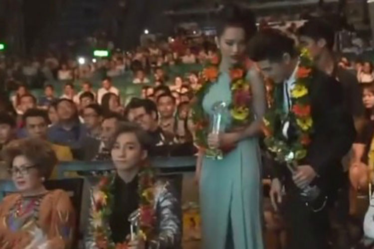 Tuy nhiên, fans bênh vực rằng khi Sơn Tùng cúi chào Noo Phước Thịnh, không có góc máy quay nên không thể kết luận anh không đáp lại đàn em. Ảnh: Saostar