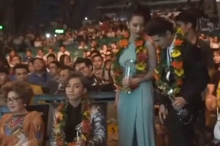 Tuy nhiên, fans bênh vực rằng khi Sơn Tùng cúi chào Noo Phước Thịnh, không có góc máy quay nên không thể kết luận anh không đáp lại đàn em. Ảnh: Saostar