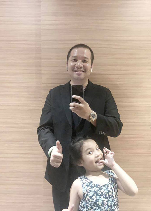 Đạo diễn Quang Huy trong một năm ly thân với Phạm Quỳnh Anh cũng chỉ chia sẻ hình ảnh bên các con và bạn bè.