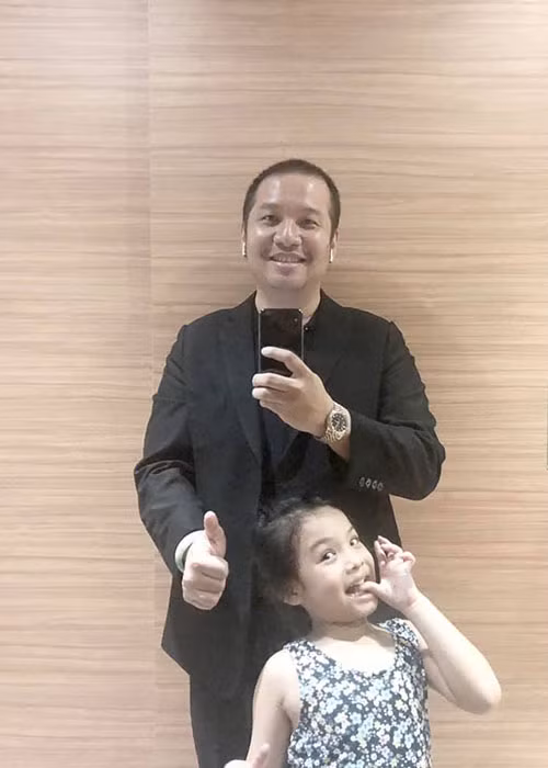 Đạo diễn Quang Huy trong một năm ly thân với Phạm Quỳnh Anh cũng chỉ chia sẻ hình ảnh bên các con và bạn bè.