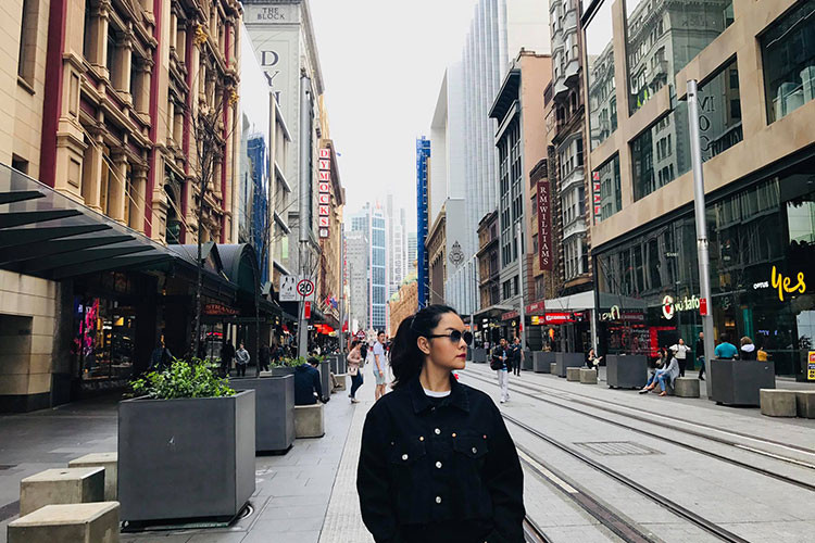 Hình ảnh Phạm Quỳnh Anh sang Mỹ thực hiện dự án nhạc Lam Phương.