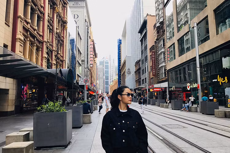 Hình ảnh Phạm Quỳnh Anh sang Mỹ thực hiện dự án nhạc Lam Phương.