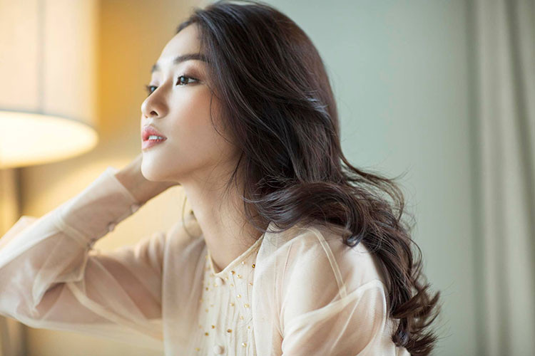 Trong một cuộc phỏng vấn với Yan, Khả Ngân cho hay cô chỉ có thể cố gắng hoàn thành vai diễn nữ bác sĩ trong kịch bản chuyển thể phiên bản Việt, chứ không cố gắng trở thành bản sao lỗi của Song Hye Kyo.