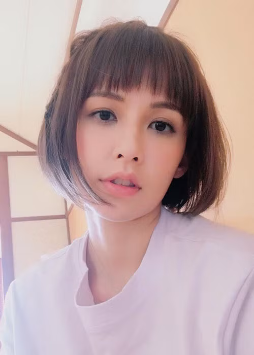 Ở tuổi 34, Viên Ngải Phi vẫn trẻ trung, xinh đẹp đặc biệt khi cô chuyển sang để tóc ngắn.