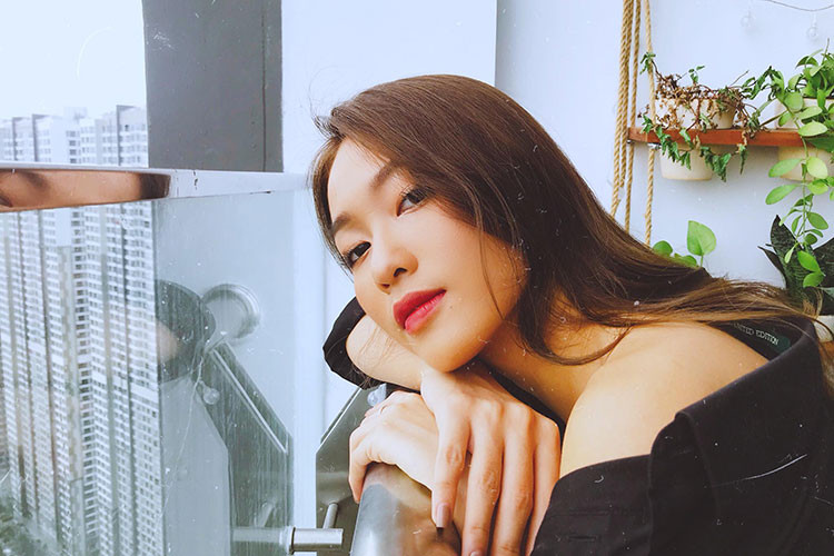 Giống Viên Ngải Phi, Khả Ngân cũng bị so sánh với Song Hye Kyo khi vào vai nữ chính phim "Hậu duệ mặt trời" bản Việt.