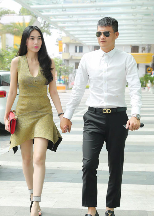 Trên VTC, Thủy Tiên chia sẻ cô là người quản lý tài chính của Công Vinh. "Anh ấy đi đâu cũng phải xin tiền tôi hết và tôi thấy hạnh phúc lắm", cô nói.