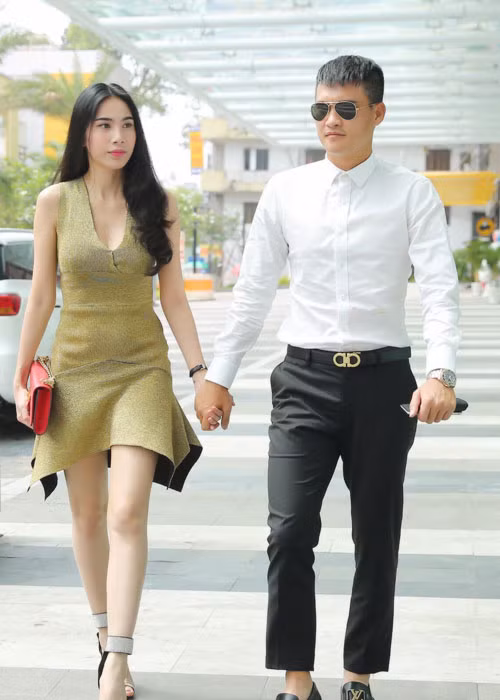 Trên VTC, Thủy Tiên chia sẻ cô là người quản lý tài chính của Công Vinh. "Anh ấy đi đâu cũng phải xin tiền tôi hết và tôi thấy hạnh phúc lắm", cô nói.