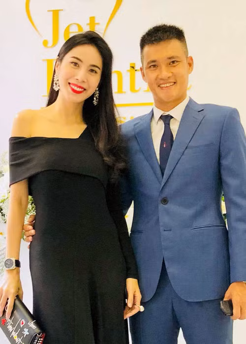 Thủy Tiên tâm sự cô để ông xã tiêu xài thỏa mái nhưng có tật hay than vãn và sẽ thể hiện cho chồng việc xót tiền nên Công Vinh rất ngại ngùng mỗi khi xài tiền.